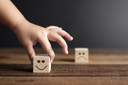 儿童手握着木制立方体 面带微笑的图标营销情怀评分情绪测试童年焦虑用户服务顾客图片