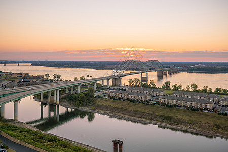 河和日落密西西比河上日落公路天空运输娱乐夕阳公园太阳背景