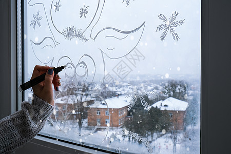 女手绘圣诞鹿画在窗玻璃上 窗户玻璃上的圣诞冬季装饰 鹿的白色图案 假日季节的雪花艺术窗饰窗绘画假期幸福花环庆典喜悦动物喷雪湿气新图片