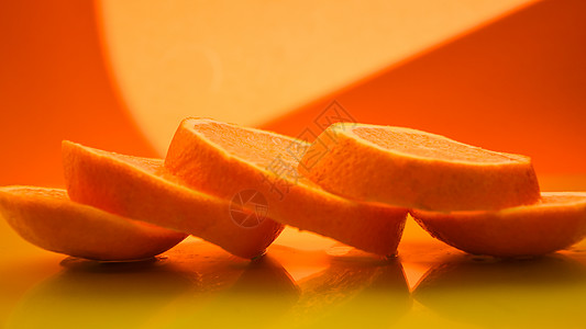 黄色背景的橙色切片     库存照片热带木头水果奇异果艺术果皮螺旋夹子饮食橙子图片