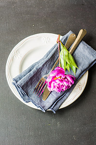 夏季花花概念与青绿色桌子笔记水泥设置派对餐具桌面环境粉色金属背景图片