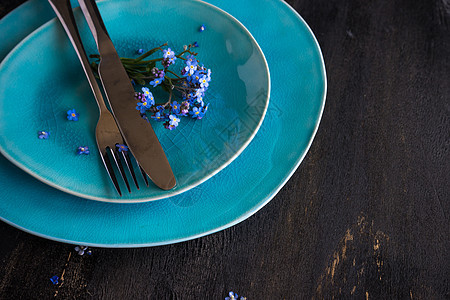 夏季时间概念盘子银器桌面环境展示水泥花束表组粉笔设置背景图片