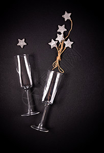 两副带木焦油装饰的玻璃杯 带绳平躺庆祝概念横幅生日卡片星星作品绳索纸屑玻璃假期庆典图片