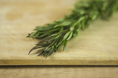 桌子上有一堆新鲜的迷迭香芳香香气烹饪木头叶子花园蔬菜乡村食物香料图片