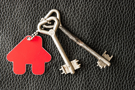 带有以房屋形状的钥匙链的家庭钥匙高清图片