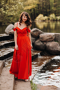 日落时 在公园湖边穿红裙子的女孩海报自由红色成人太阳跑步魔法森林奢华摄影图片