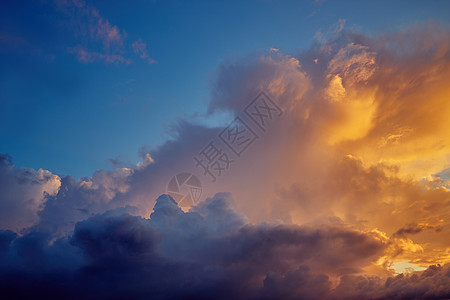 日落时夜空中的阳光照耀着云彩晴天天堂天气场景地平线蓝色照明墙纸风景日光图片