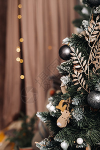 圣诞树特写 新年伊娃装饰着白雪皑皑的圣诞树问候语云杉庆典气球礼物装饰品喜悦圣诞愿望花环图片
