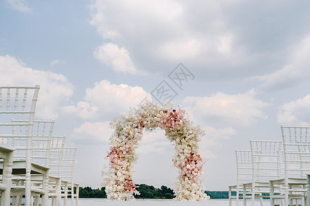 在绿草坪的街道上举行婚礼仪式 庆祝结婚庆典 欢迎地点风格组织草地报名玫瑰安装奢华国家文化背景图片