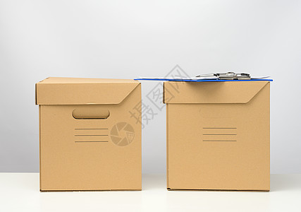 两盒纸板 由棕色折叠纸板制成 放在白桌上 移动 货物交付图片
