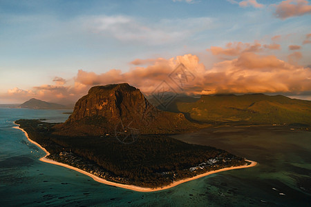 日落时黎莫尔内布拉班特的惊人景象 毛里求斯岛海滩旅行热带场景风景爬坡海洋全景阳光半岛图片