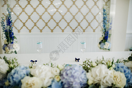 婚桌装饰 在餐桌上的桌子上放着蓝花 为婚礼晚宴设计餐具花店风格派对灰蓝色奢华桌布植物群盘子作品玻璃图片