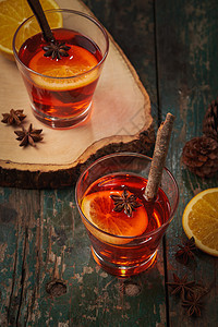 圣诞酒在生锈的木制桌上 假日的概念红色季节水果气氛假期肉桂桌子季节性杯子饮料图片