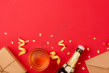 红背景的香槟葡萄酒 从一柱香酒上飞出白色庆典红色墙纸问候语假期派对季节卡片图片