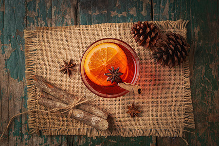 圣诞酒在生锈的木制桌上 假日的概念庆典酒精水果季节性假期季节杯子饮料桌子肉桂图片