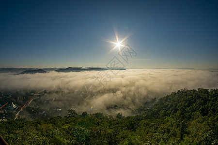 清晨雾覆盖泰国兰蓬 从法寺的Wat Phra的角度来观察风景旅行日落阳光橙子天空森林太阳风暴爬坡图片