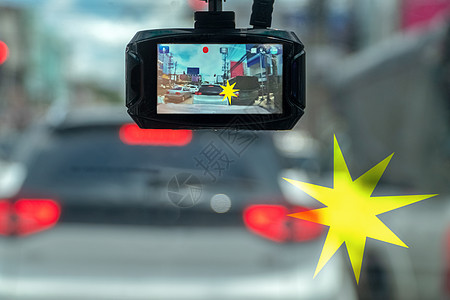 汽车录像机记录了在街上发生的事故挡风玻璃屏幕相机街道碰撞车辆运输安全窗户速度图片