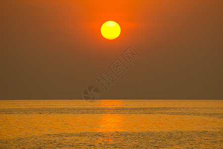 太阳在傍晚落下 金色闪亮 反映海水海浪黄色地平线海洋旅行天空日落反射阳光假期图片