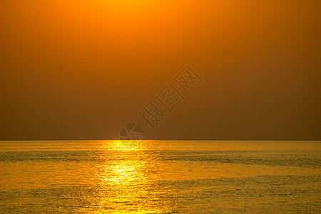 太阳在傍晚落下 金色闪亮 反映海水黄色海浪橙子地平线海洋旅行反射天空红色阳光图片