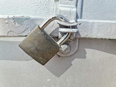 近乎紧闭金属门锁保卫锁定网关房子住宅入口安全密钥古董警卫图片