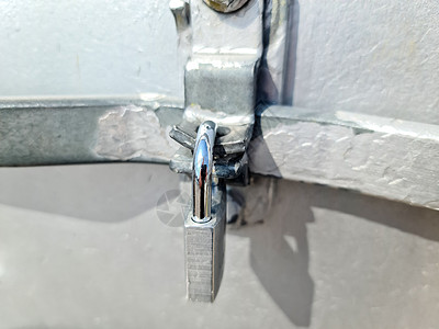 近乎紧闭金属门锁锁定古董入口钥匙安全网关住宅警卫房子挂锁图片
