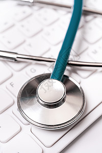 白色背景的计算机键盘上的立体显像镜 物理学家撰写医疗案例长期护理治疗概念 特写 宏观 复制空间电脑记录医疗保险数据木板服务工作桌图片