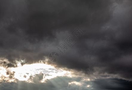 暴风雨前城市上空有灰色云彩的戏剧性天空风暴自然灾害危险墙纸蓝色气旋场景阳光天气太阳图片