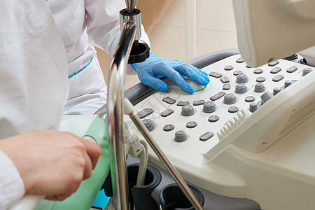 妇科医生和进行超声波扫描的病人的剪裁视图职业屏幕工作诊断扫描器手套咨询药品专家腹部图片