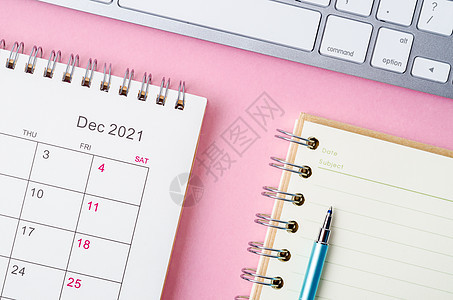 2021年12月的日历和备注本备忘录规划师计划日记办公室数字键盘桌子日程时间表商业高清图片素材