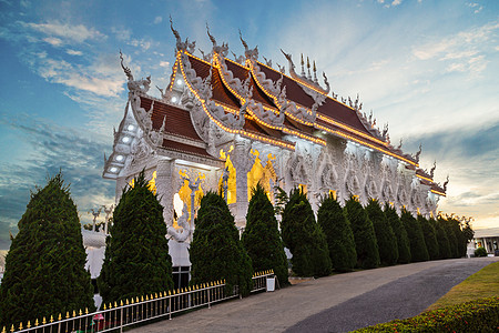 怀普拉孔寺是一座寺庙 有泰国的泰华建筑建筑学宗教宝塔金子装饰品日落功夫天空地标文化图片