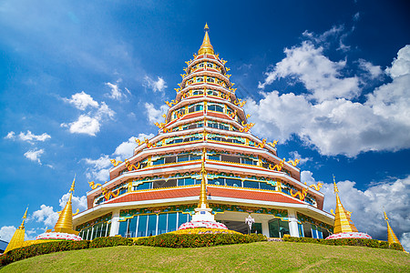 怀普拉孔寺是一座寺庙 有泰国的泰华建筑观音装饰品文化城市雕塑宝塔佛教徒天空功夫雕像图片