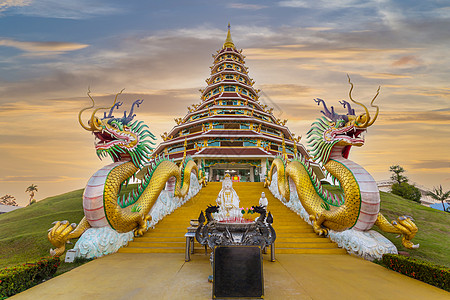 观音怀普拉孔寺是一座寺庙 有泰国的泰华建筑艺术旅行日落金子文化雕塑建筑学装饰品旅游雕像背景