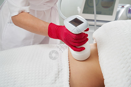 专业美学专家 在妇女胃部进行射频升动程序 在妇女胃部工作客厅诊所腹肌女性治疗组织频率身体按摩重量图片