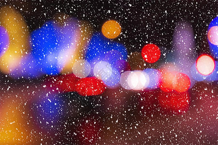 夜间城市的夜幕下雪 汽车和灯笼灯光闪烁 摘要 bokeh交通街道场景降雪头灯天气运输夜生活耀斑运动图片