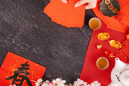 中国农历一月新年的设计理念女人拿着 给红包 红包 红包 作为幸运钱 顶视图 平躺 头顶上方 春字的意思是春天来了高架口袋月球杯子图片