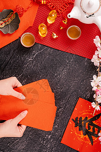 中国农历一月新年的设计理念女人拿着 给红包 红包 红包 作为幸运钱 顶视图 平躺 头顶上方 春字的意思是春天来了礼物茶壶女孩对联背景图片