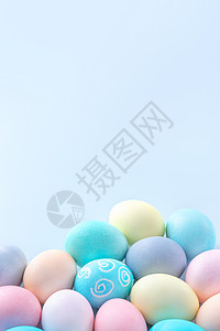 五颜六色的复活节彩蛋由淡蓝色背景上孤立的彩色水染色复活节假期活动的设计概念特写复制空间团体假期染料乐趣蓝色紫色季节食物蜡笔派对图片