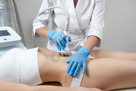 女青年在SPA沙龙接受美容治疗的年轻女子皮肤组织射频医生提升女士药品身体女性腹部图片