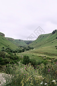 美丽的绿色青绿山丘和山脉季节公园岩石风景阳光远足草地丘陵爬坡场景图片