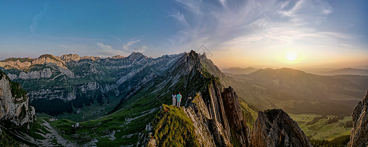 瑞士阿彭策尔阿尔卑斯山脉雄伟舍夫勒峰的陡峭山脊爬坡小路岩石远足日落山脉旅行悬崖顶峰假期图片