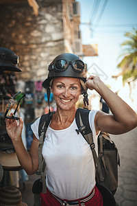 旅途愉快街道旅游晴天乐趣休闲背包旅行头盔幸福活动图片