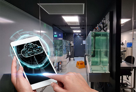 实验室展示未来技术时移动电话触摸屏幕 S 用手指抽取手机进入介绍现代自动化记录仪的室内 10月7日建筑学人手男性数据成人电脑景观图片
