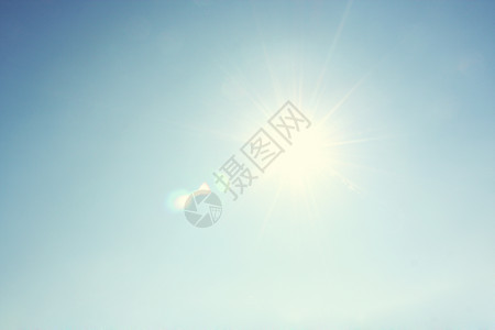 蓝天在阳光明媚的白天与阳光照耀空气太阳地平线季节射线蓝色日出自由光束日落图片