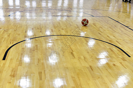 地板上的篮球棒球团 背景模糊 紧闭体育场追求团队曲线木头地面圆圈橙子健身房篮子枫高清图片素材