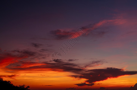 剧烈的红色和橙色天空和云彩抽象背景 日落天空上的橙红色云彩 温暖的天气背景 黄昏天空的艺术图片 日落抽象背景 黄昏和黎明的概念自图片