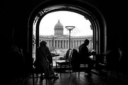 男女在俄罗斯圣彼得堡书店一家咖啡馆阅读书籍的 男女宪章图片