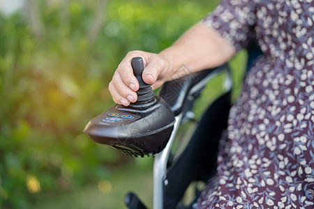 老年护理护理医院病房远程控制电动轮椅的亚洲老年或老年老妇人患者 健康强健的医疗理念轮椅疾病摩托车机动性女性男人退休女士挑战病人背景