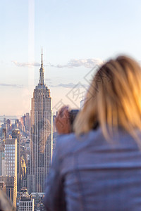 你拍一美国纽约2019 年 5 月 17 日 美国纽约2019 年 5 月 17 日 在纽约市天际线通过双目取景器观察女性的后视图地平背景