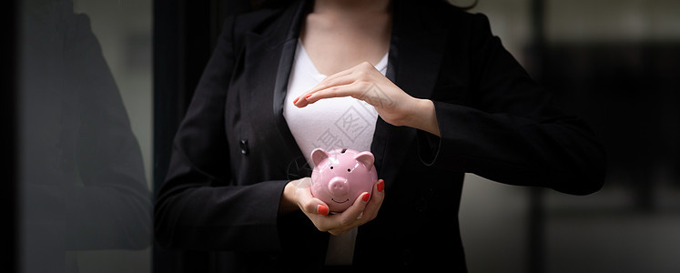 Banner形象 商业妇女手持和覆盖小猪银行 节省金钱和金融投资概念 包括图片