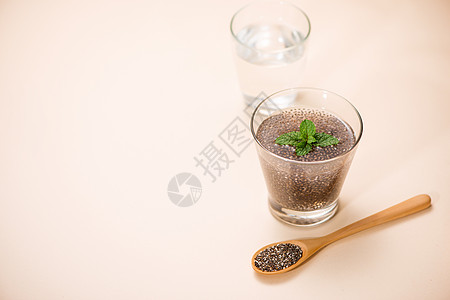 一杯水 加一杯咖啡健康的香草种子和勺子脂肪白色饮食饮料营养浸泡玻璃图片